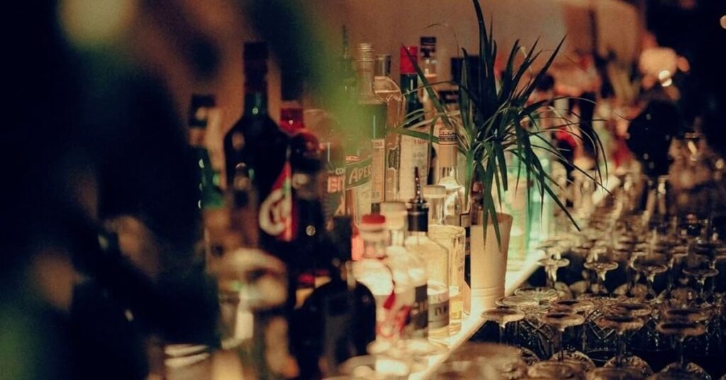 Last call – Quebec bars forced to close at midnight