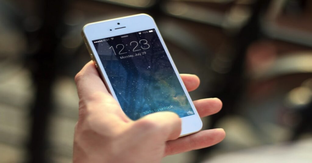 Are Canadians addicted to their cell phones?