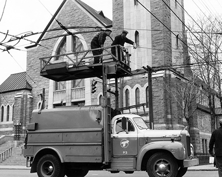Workers on Trolleybus wires (1966) STM