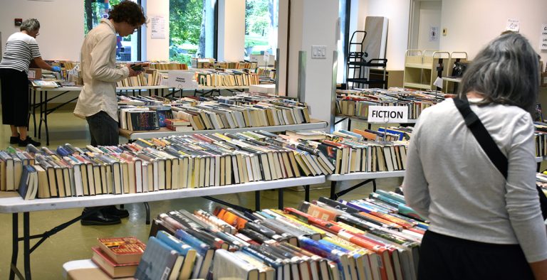 Giant books sale in Dorval