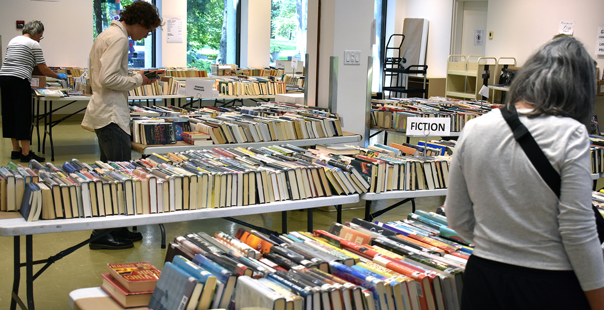 Giant books sale in Dorval