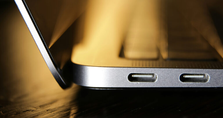 A Smarter Tech Setup for Digital Creators: Connecting Cameras, Storage, and Mobile Devices