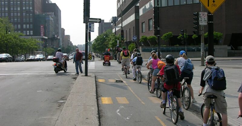 Do cyclists have to stop in Montreal