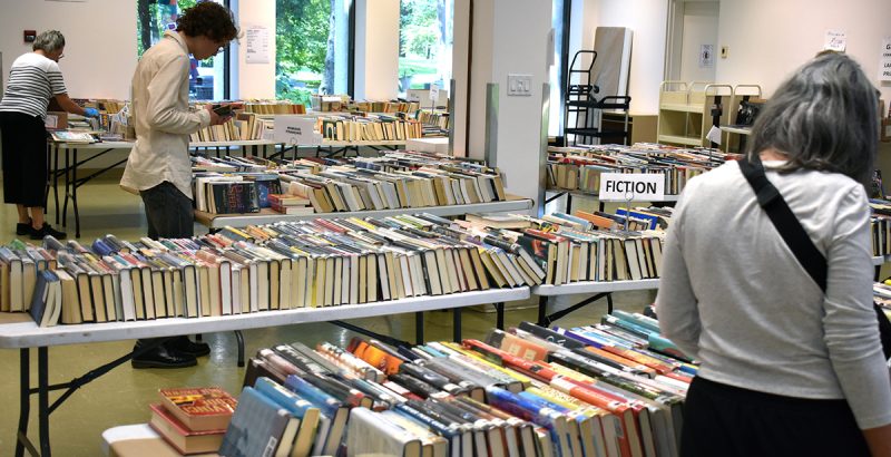Giant books sale in Dorval