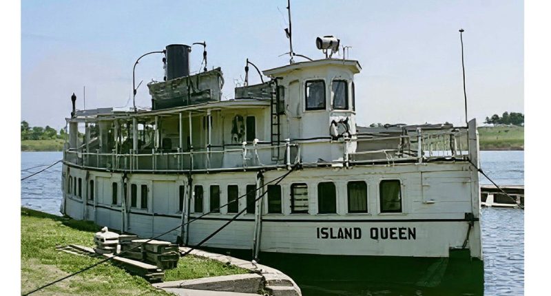 montreal sightseeing boat-ville-marie-Island Queen - Colour (1)